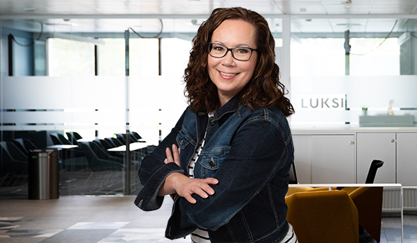 Nina Olkkonen sai koulutuksesta varmuutta siirtyessään uusiin työtehtäviin. Nina Olkkosen opiskelijatarina.
