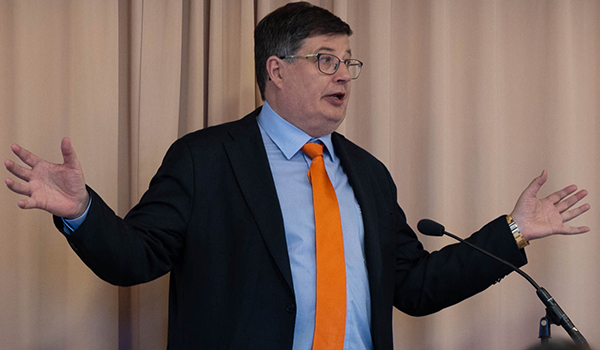 Ministeri Arto Satonen puheenvuorossaan Rastorin työelämäseminaarissa Seminaari-tyoelama-Rastor-instituutti2.jpg
