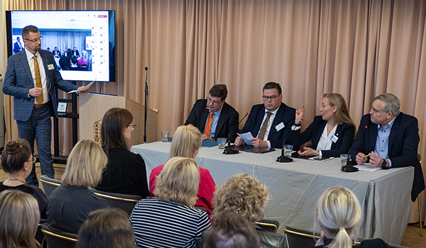 Työelämäseminaarin panelistit Arto Satonen, Anssi Kujala, Maria Löfgren, Mikael Pentikäinen sekä moderaattori Toni Berkowits. Seminaari-tyoelama-Rastor-instituutti.jpg