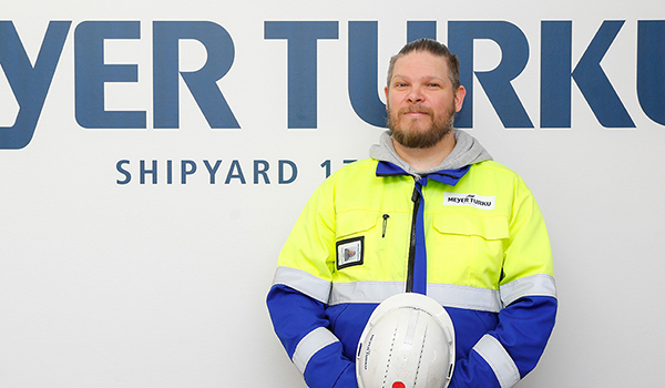 Petteri Helin työskentelee Mayerin Turun telakalla. Petteri Helin työskentelee Mayerin Turun telakalla.