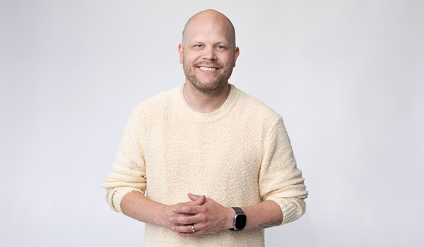 "Oppiminen on koukuttavaa. Sain koulutuksesta itseni johtamisen taitoja ja opin siirtymään passiivisesta suorittajasta aktiivisen toimijan rooliin”, toteaa Anssi Honkanen. Kuvassa Anssi Honkanen Bauer Medialta.