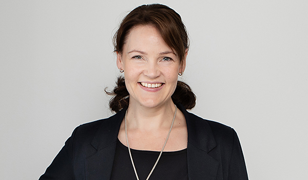 Sara Lepistö suoritti Rastorin kiinteistönvälitysalalle suunnatun liiketoiminnan erikoisammattitutkinnon (KiLEAT). Sara Lepistö suoritti Rastorin kiinteistönvälitysalalle suunnatun liiketoiminnan erikoisammattitutkinnon (KiLEAT).