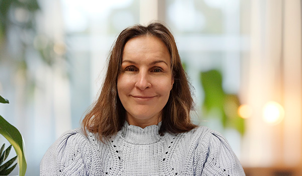 Kuvassa Tiina Veijola, joka opiskeli Rastorissa tuotekehitystyötä ja palvelumuotoilua.
