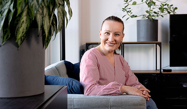Meidän ihmiset ovat asiakastyössä käyntikorttimme. Se, miten asiantuntijamme kohtaavat asiakkaat arjessa, vaikuttaa suoraan siihen, millaisena yrityksenä meidät nähdään, sanoo HR-johtaja Sonja Miettinen. HR-johtaja Sonja Miettinen.