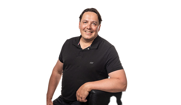 Kuvassa Mika Lindberg, joka opiskeli myynnin johtamista. 