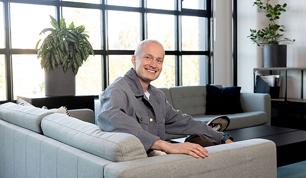 Leo Mäntylä sai konkreettisia keinoja esitysten pitämiseen. WPP Median sosiaalisen median johtaja Leo Mäntylä.